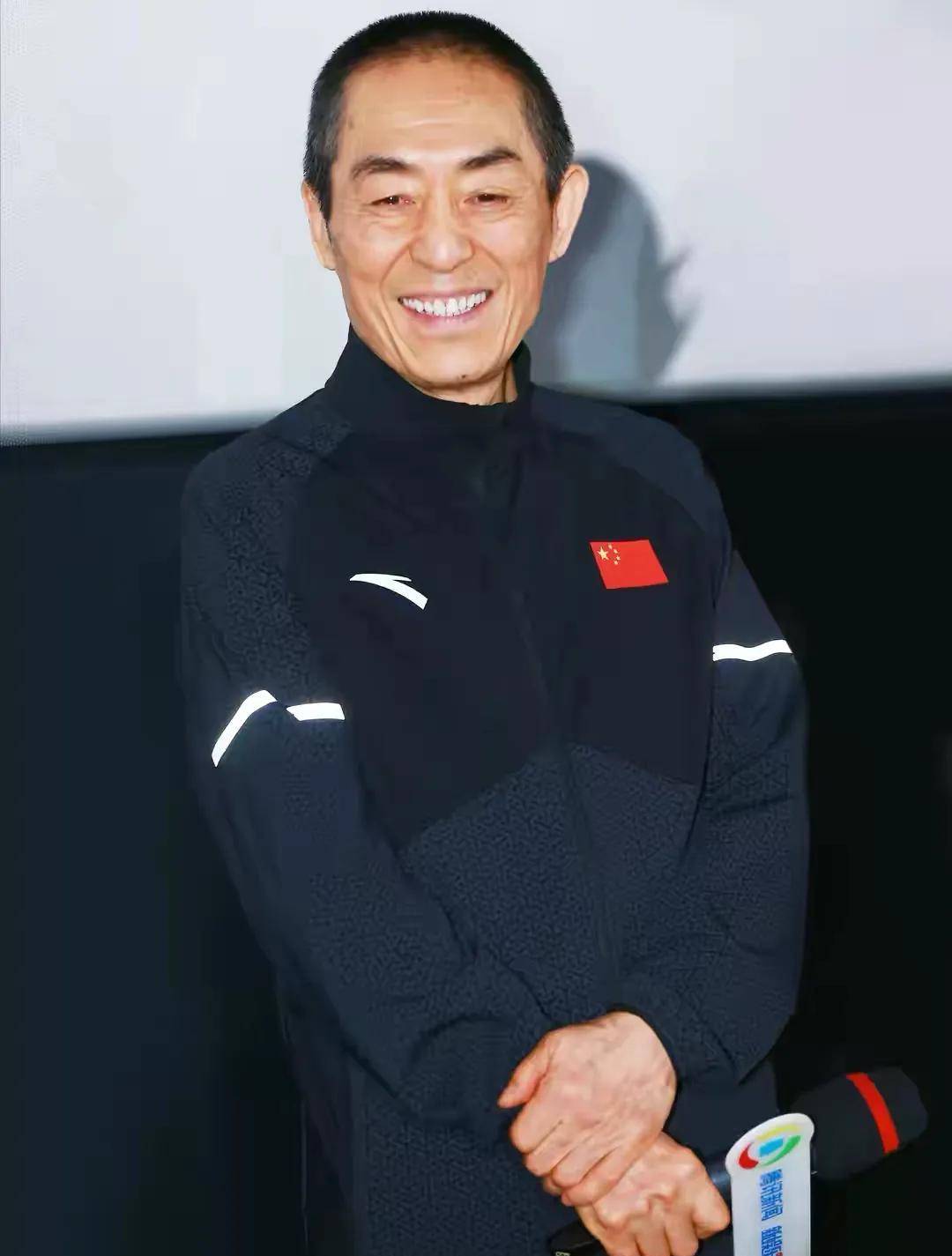影片首映张艺谋穿安踏倪大红穿李宁!