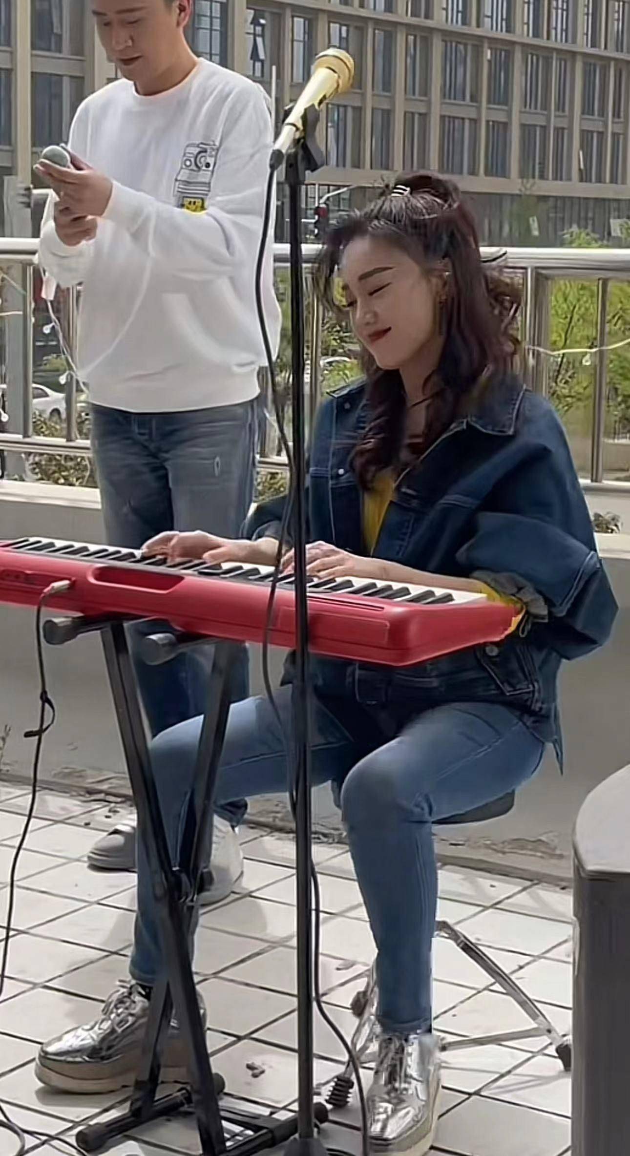 39岁王小玮街头卖力表演,丰满变胖被曝已复婚,央视杨帆帮忙指挥_人们