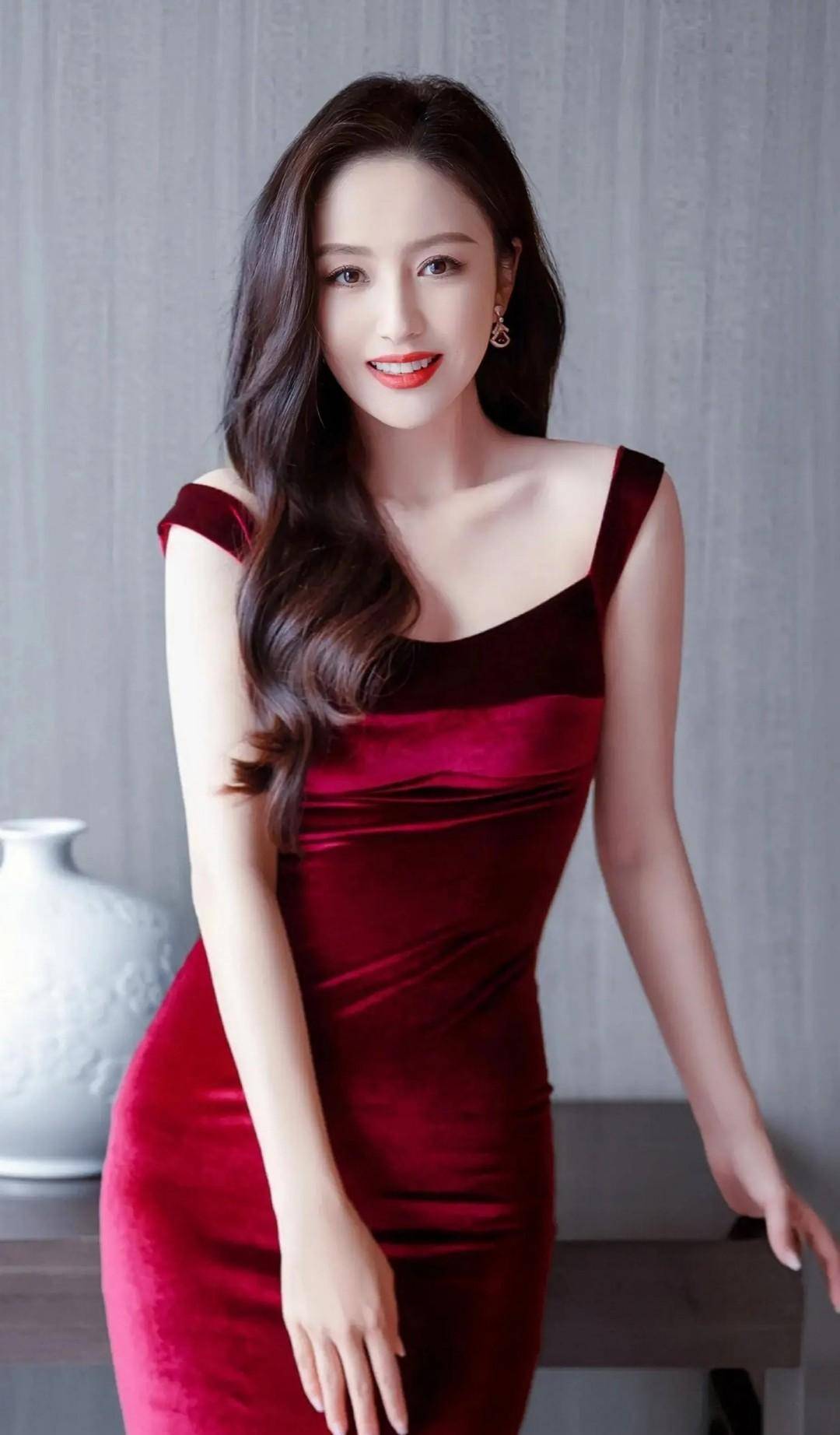 气质美女佟丽娅时尚写真:优雅高贵,艳丽动人