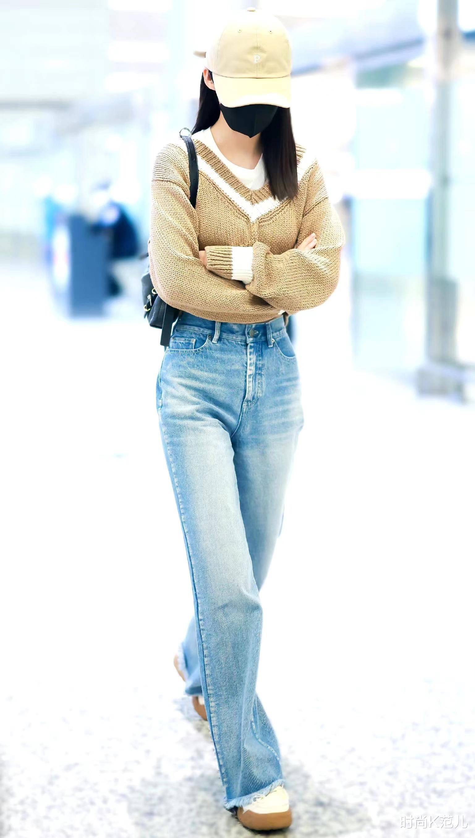 李沁现身机场,露脐针织衫搭牛仔直筒裤,显瘦显高又时髦!