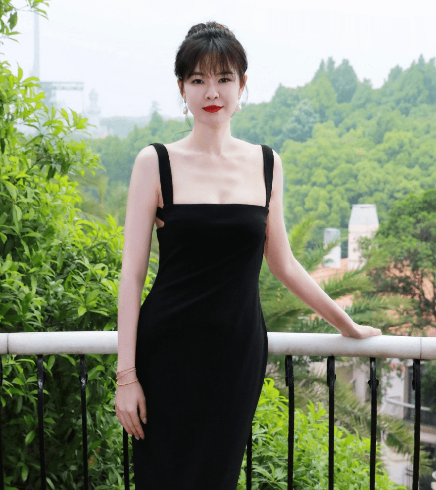 著名主持人李艾:嫁给自己经纪人,婚后一直分房睡,连楼层都不同_发展