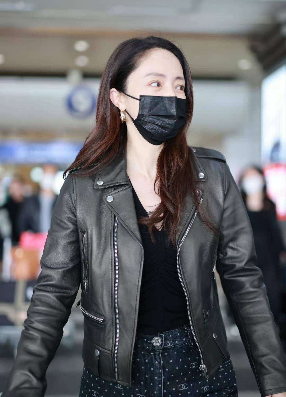 董璇穿黑色皮夹克配黑色满印logo牛仔裤走机场,轻熟风帅气利落_时尚