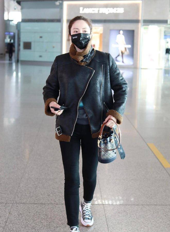 在董璇的街拍中,不难看出这件带皮毛的机车夹克厚实保暖,短小的后背也