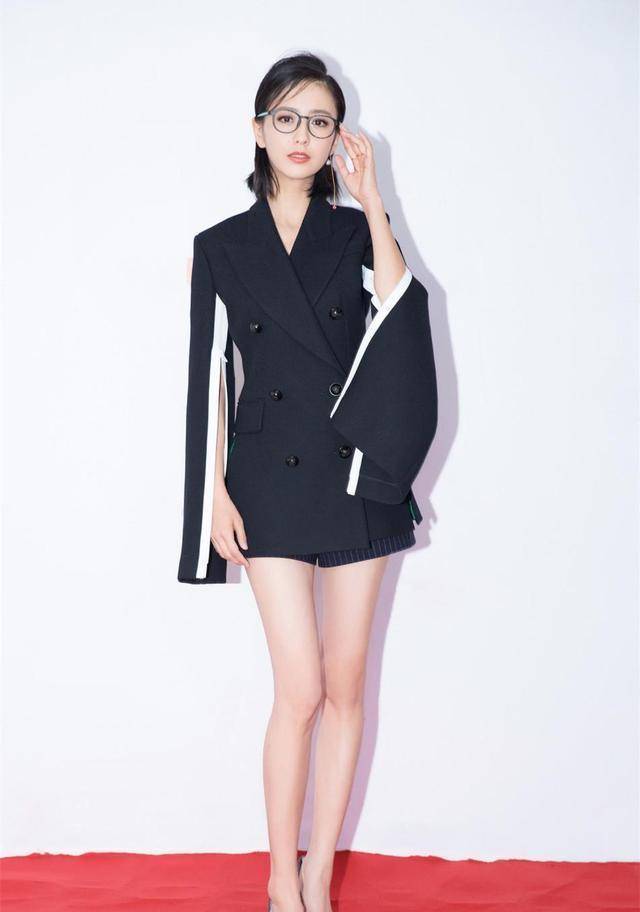 佟丽娅真放得开,穿西装玩下衣失踪,巧把袖子掏个洞,效果意外_卫衣