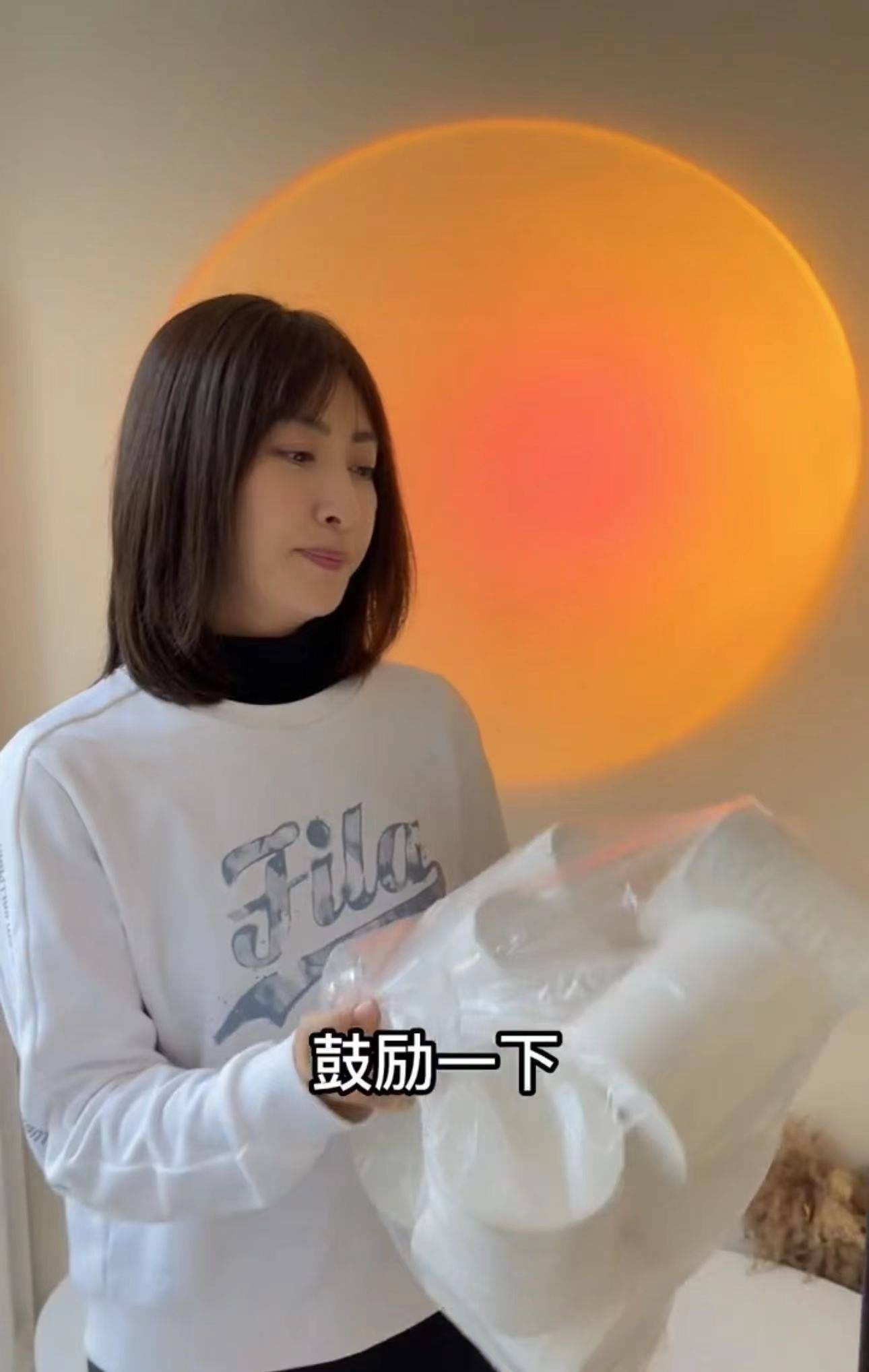 与法提麦·雅琦结婚前他曾与香港演员方晓红有过一段婚姻生育了一个