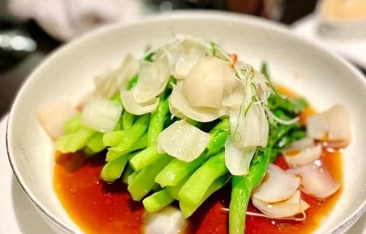 煎酿羊肚菌食材&配料:干羊肚菌50克,虾胶150克,芦笋250克,鸡汁20克