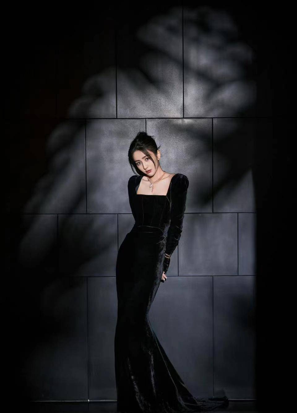 佟丽娅穿黑色丝绒长裙出席时尚活动,高挑时尚,魅力十足_的设计_酷飒