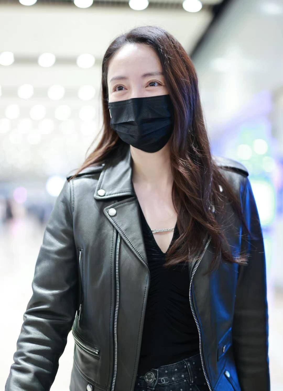 董璇穿黑色皮夹克配黑色满印logo牛仔裤走机场,轻熟风帅气利落_时尚