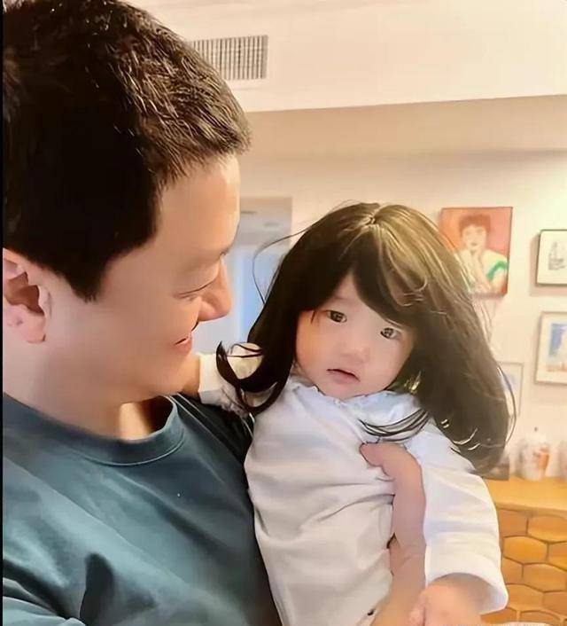 李亚鹏之女李嫣,晒好友泡温泉照片,和同父异母妹妹撞脸_王菲_母亲