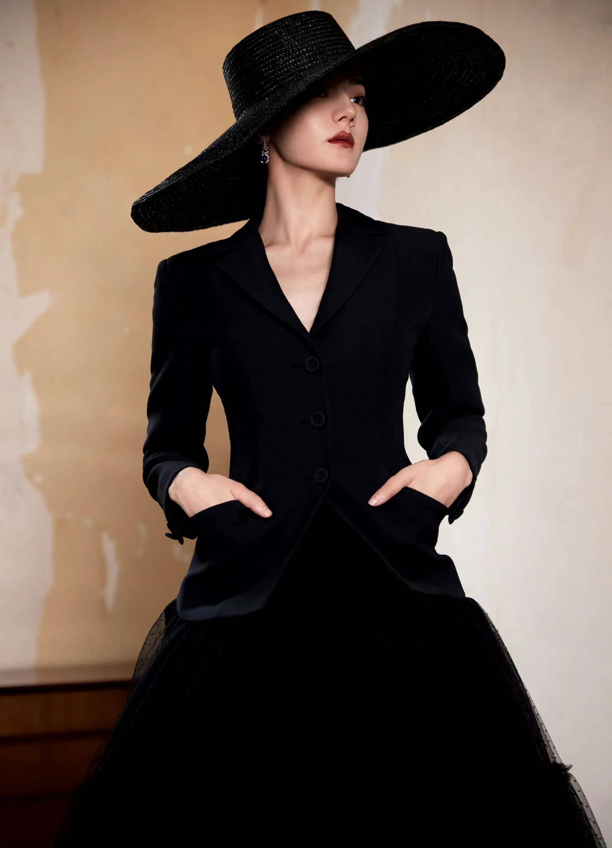 迪丽热巴微博之夜复古名伶造型高贵冷艳,演绎上世纪摩登女郎#.