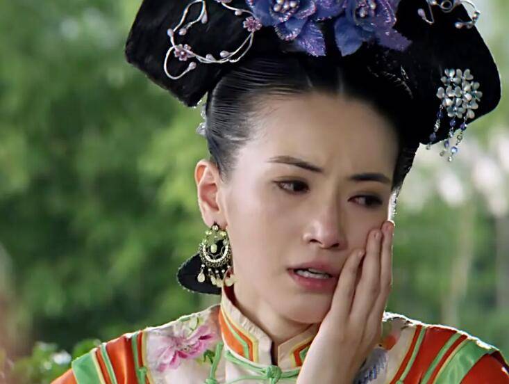 在演古装时,李媛很有一股妩媚,没办法,五官很精致的她只要稍微捯饬一