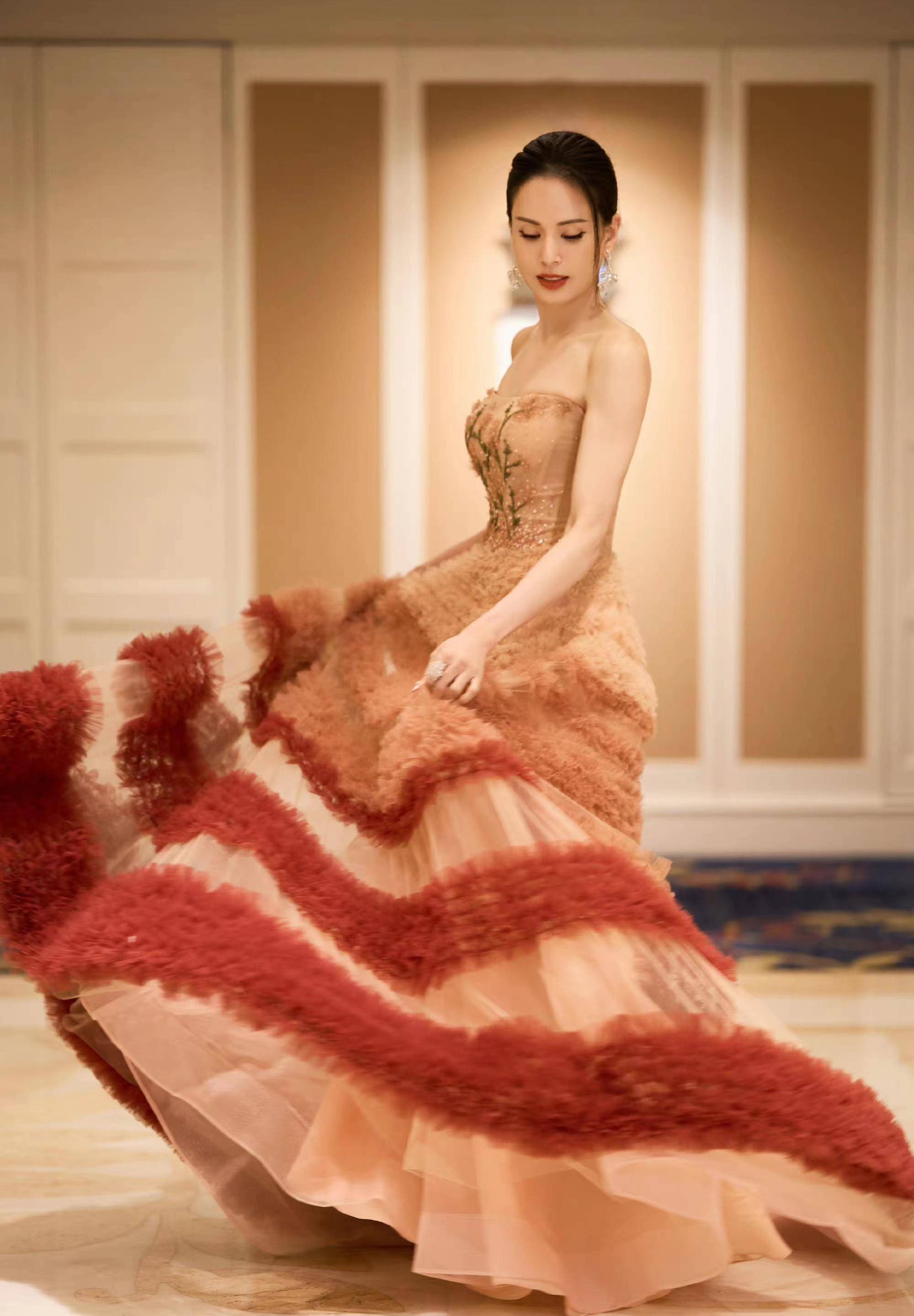 李若彤真是美到骨子里了,一袭香槟色抹胸蛋糕裙,优雅惊艳_身材_气质