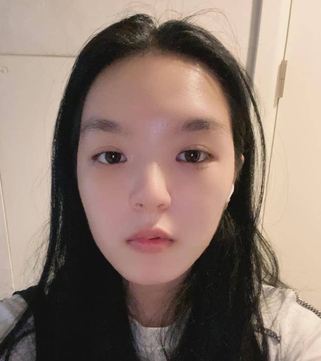 法图麦自曝素颜近照,发际线上移遗传父亲李咏,网友:眼神很像_女儿