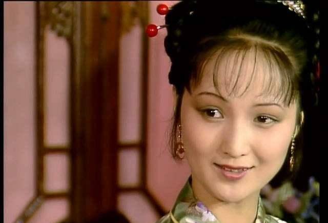 凤姐泼醋 喜出望外平儿理妆"里,在王熙凤过生日那天,正好撞到贾琏和鲍