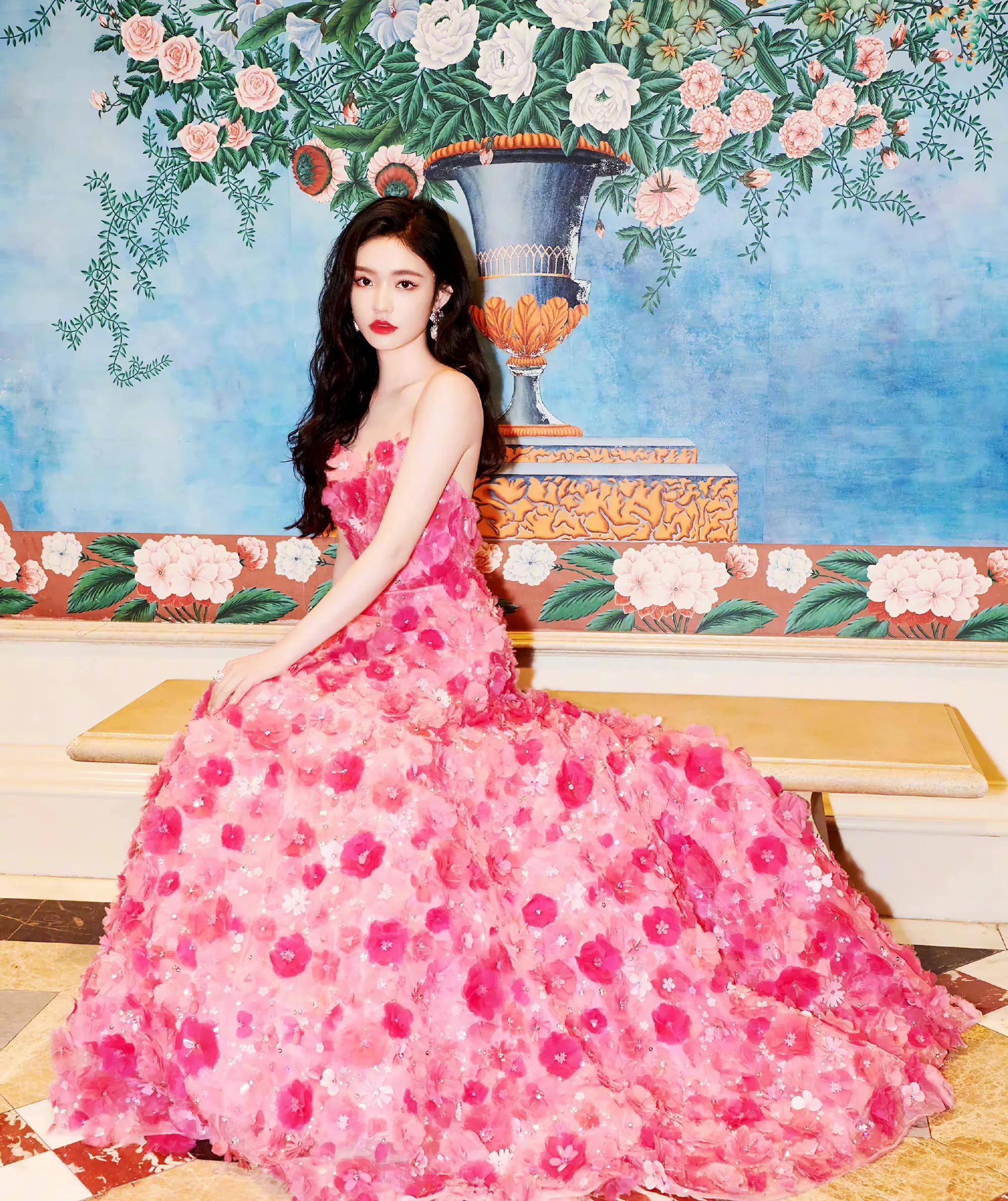 林允穿粉色抹胸花瓣裙露香肩锁骨,艳丽妖娆,梨涡浅笑,甜美灵动_冰霜