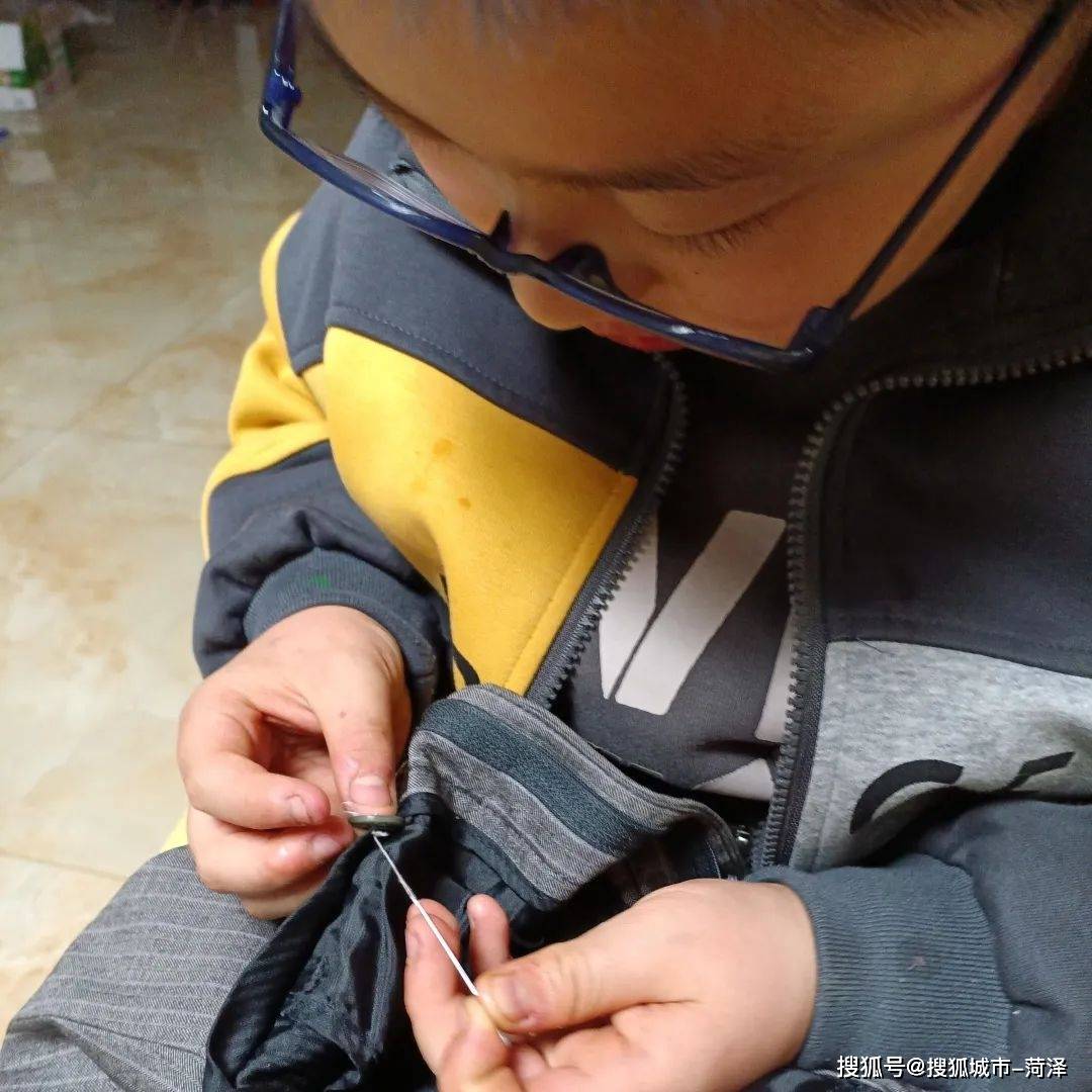 我是劳动小能手 穿针引线钉纽扣——牡丹区第二小学劳动教育实践活动