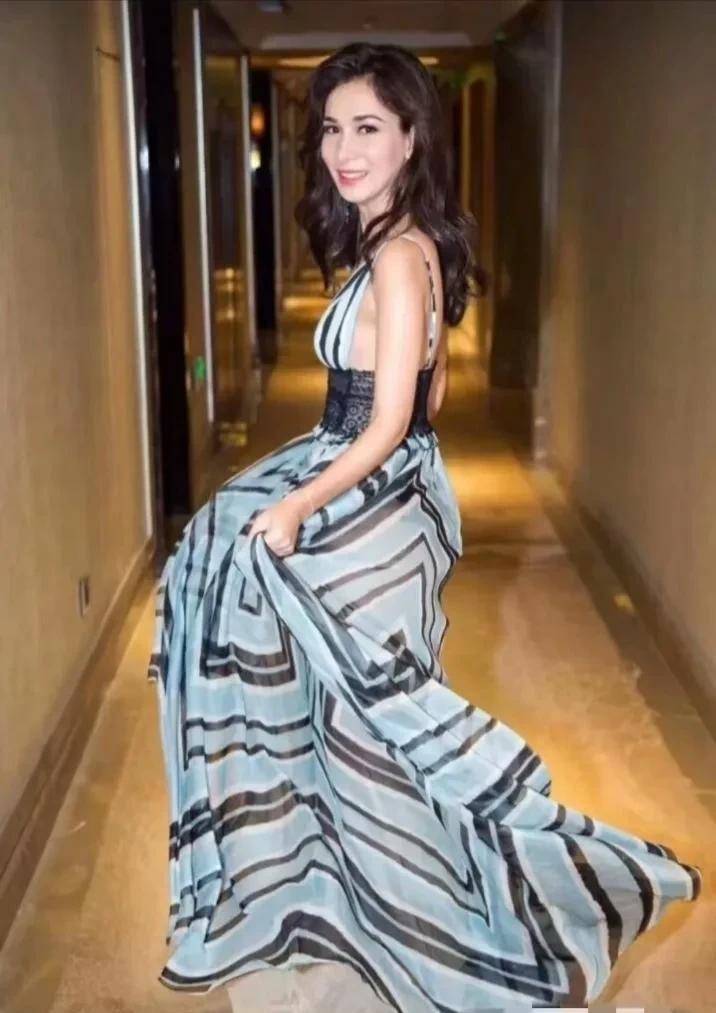 卢靖姗真的挺时髦,穿紧身抹胸裙露"内衣",秀出傲人曲线太迷人_娱乐