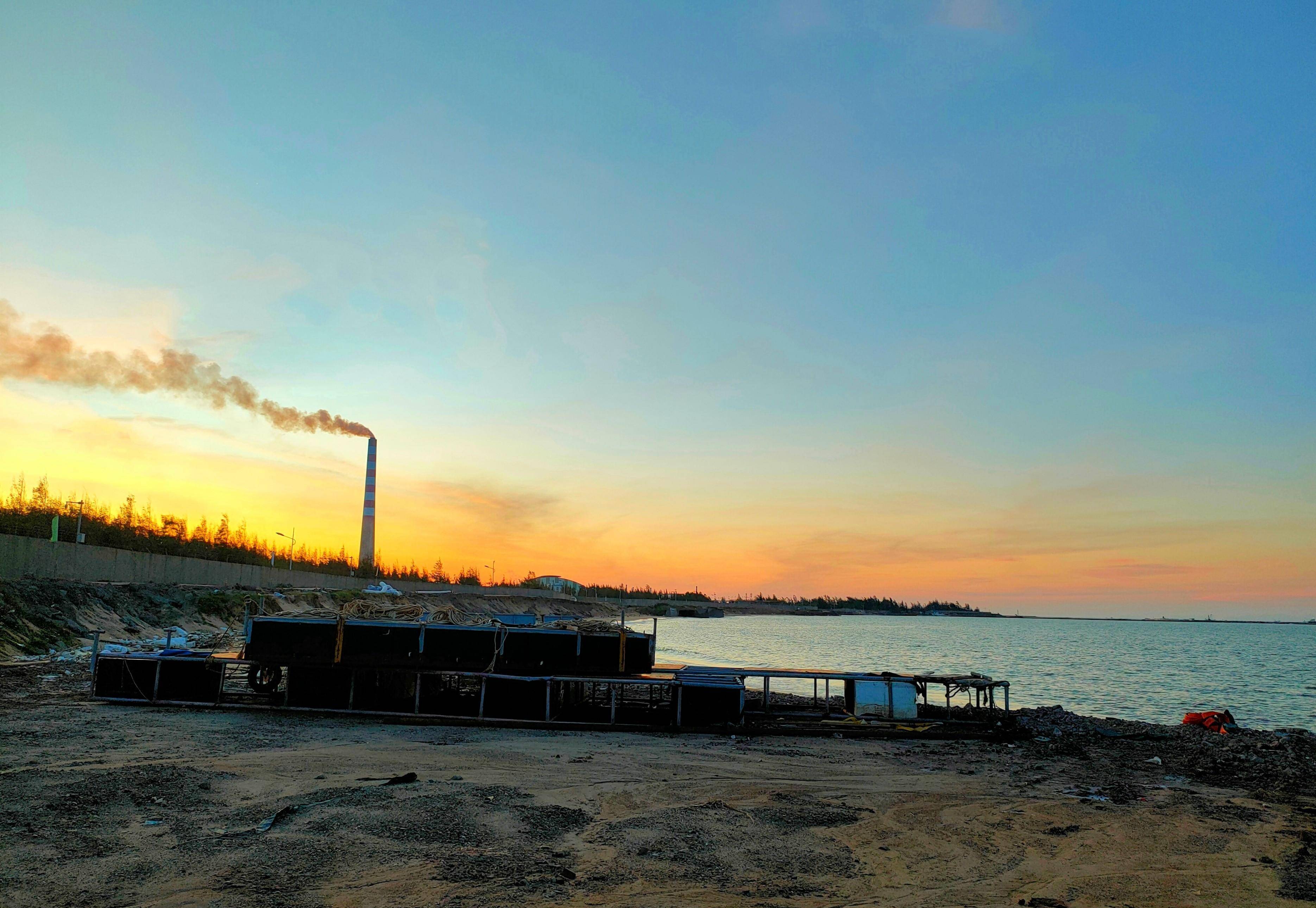 在广西防城港企沙镇附近,有一片很大的沙滩,几乎没有游客!