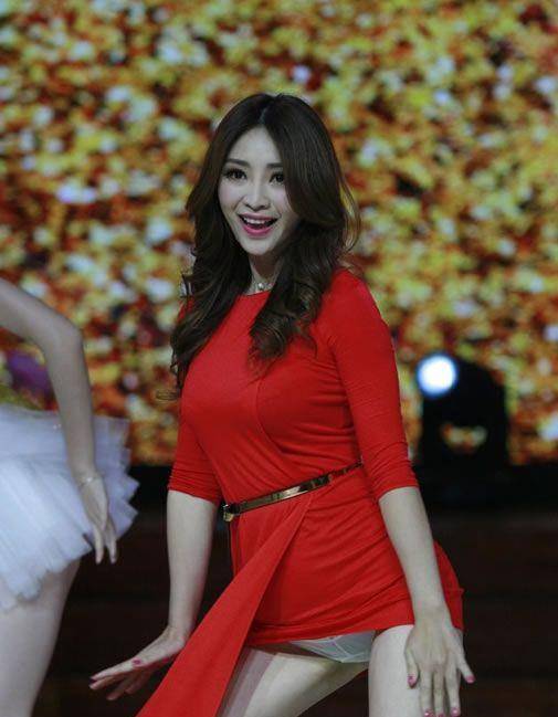 "时尚"女神柳岩,那些不堪回首的过往_母亲_生活_父亲