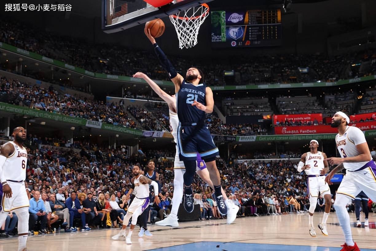 本场比赛中,灰熊的替补控卫泰厄斯-琼斯(tyus jones)的表现并不理想