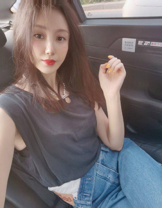 13岁吴熙儿飞广州与爸爸团圆,眉宇间神似吴启华,身高遗传石洋子_生活