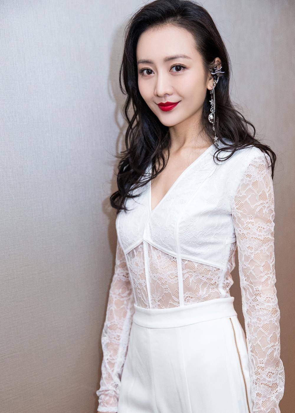 清纯女神王鸥一身撞色装束,蕾丝烟斗露出优雅的腰臀,锁骨太闷了_白色