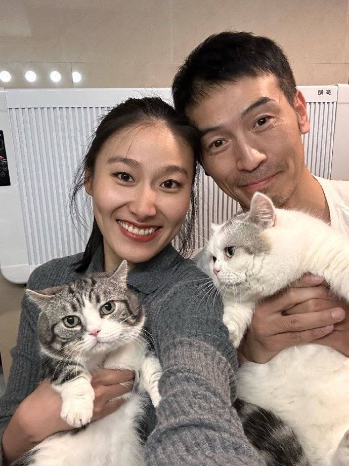 32岁王诗晴晒穿搭写真,穿低胸吊带大露背长裙,锁骨精致似少女_纪焕博