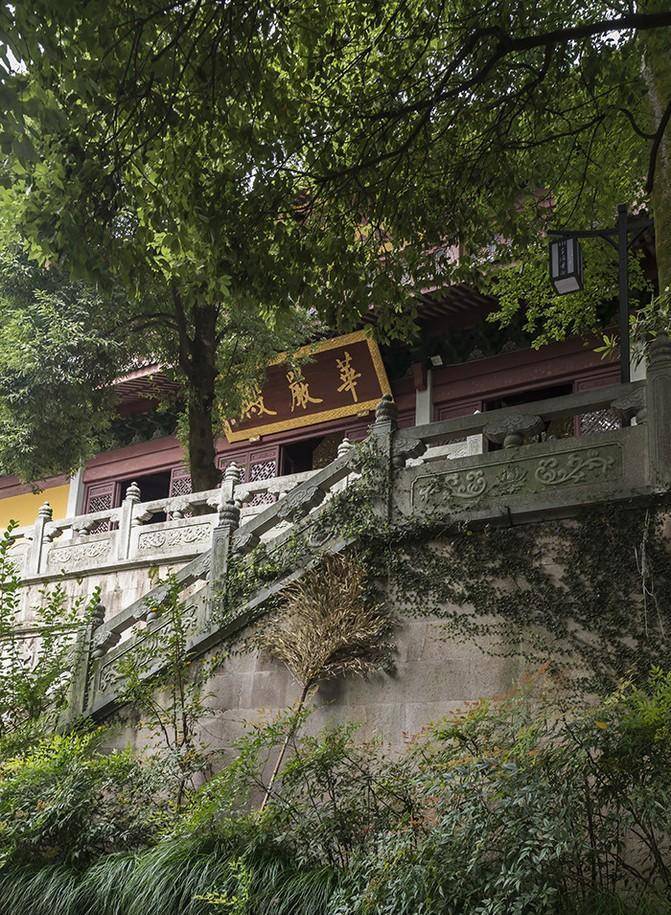 灵隐寺华严殿宋·顾逢《甫游冷泉亭》:"万绿重重如泼翠,一泓泉水浸