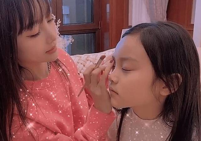 李小璐曬日常,跪地為女兒化妝顯母愛,看清8歲甜馨正臉,粉絲懵了_孩子