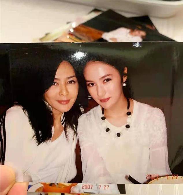 当然了,让徐勤跻身香港上流社会的是因为她嫁给了大自己31岁的某上市