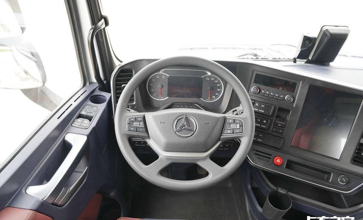 轻松对多媒体,定速巡航,接打电话等功能,在盲操作时也更容易精准定位