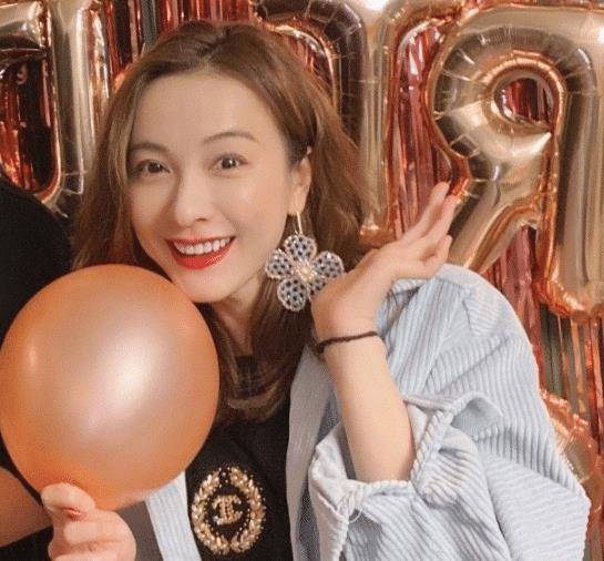 吴昕戴眼镜,穿短裤参加生日聚会,现场蛋糕又小又朴素,杜海涛抢镜了