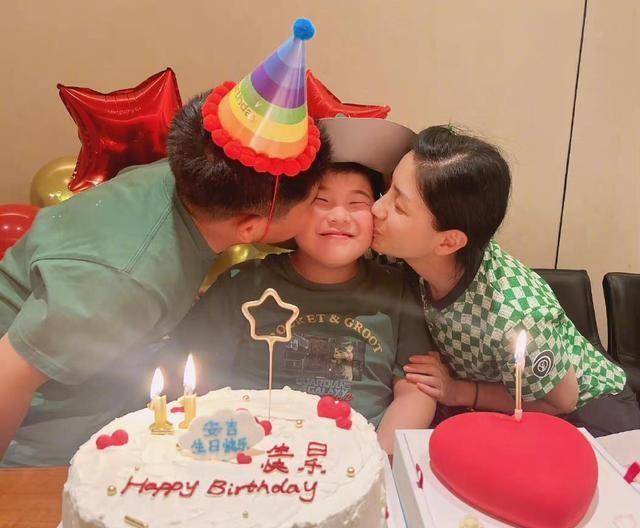 胡可晒照为安吉庆11岁生日,安吉胖乎乎好萌,被弟弟妈妈亲吻害羞_儿子