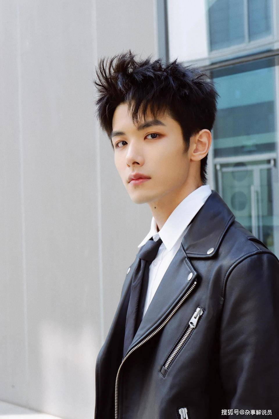 25岁男星因陪睡丑闻上热搜,4年前被爆料,发文道歉否认录音档_赵弈钦