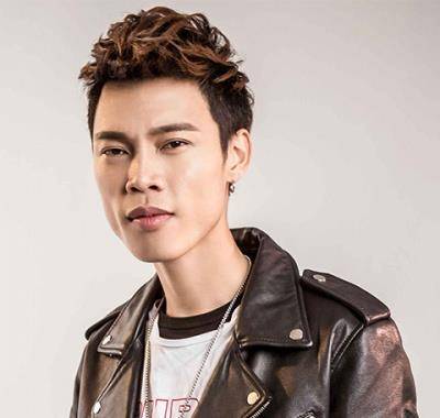 需要被说服的浪子歌手,靠着一首爆款赚了很多钱,身家也涨到上亿_歌曲