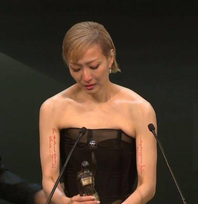 郑秀文黑裙配白色高跟鞋霸气上台纹身拥抱刘德华_中国香港_全场_广东