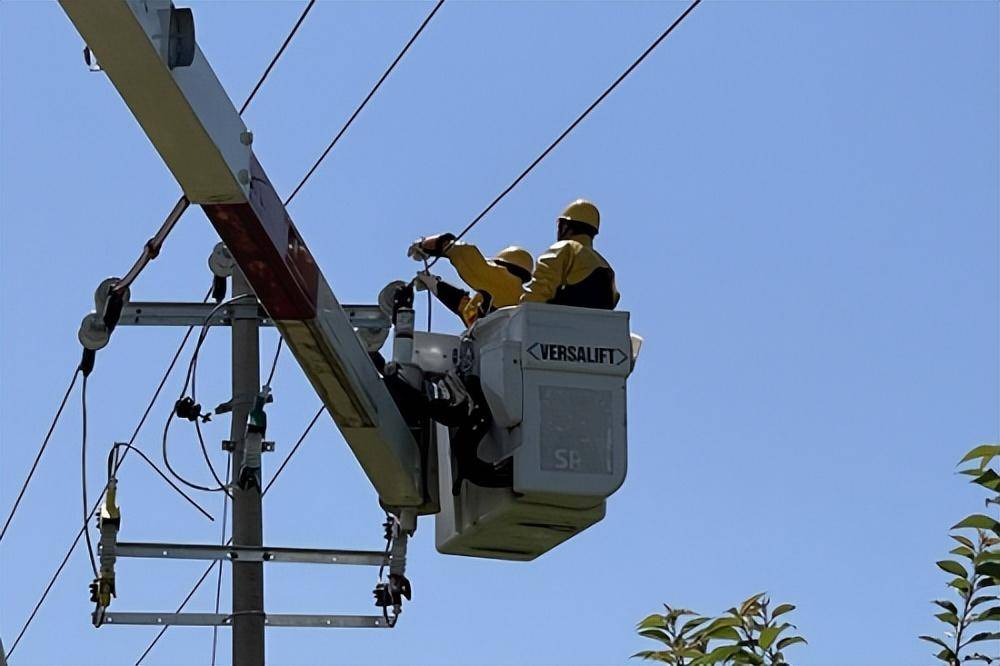 国网眉县供电公司:带电搭接引线 保障群众用电安全可靠_工作_接入