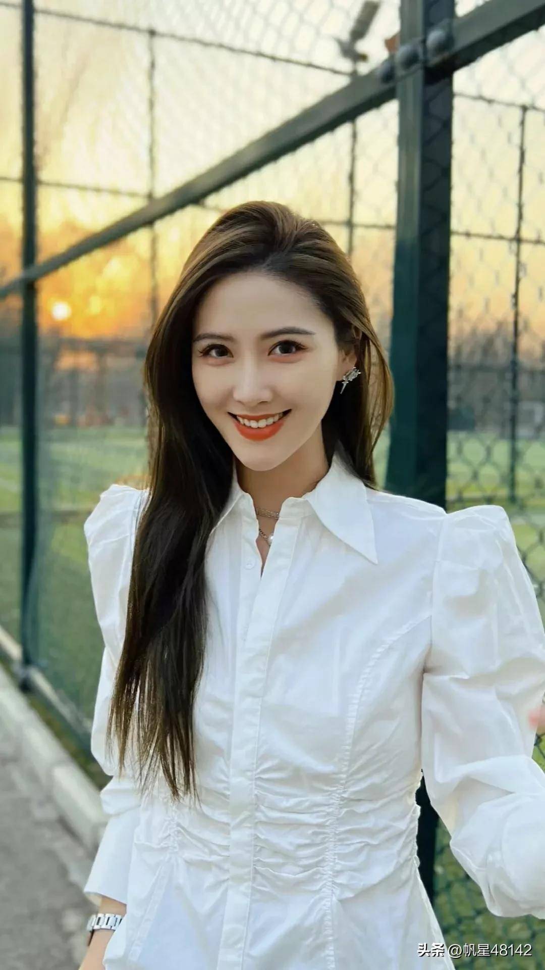 李丹儿:主持界里面的一股清流_截图_身材_气质