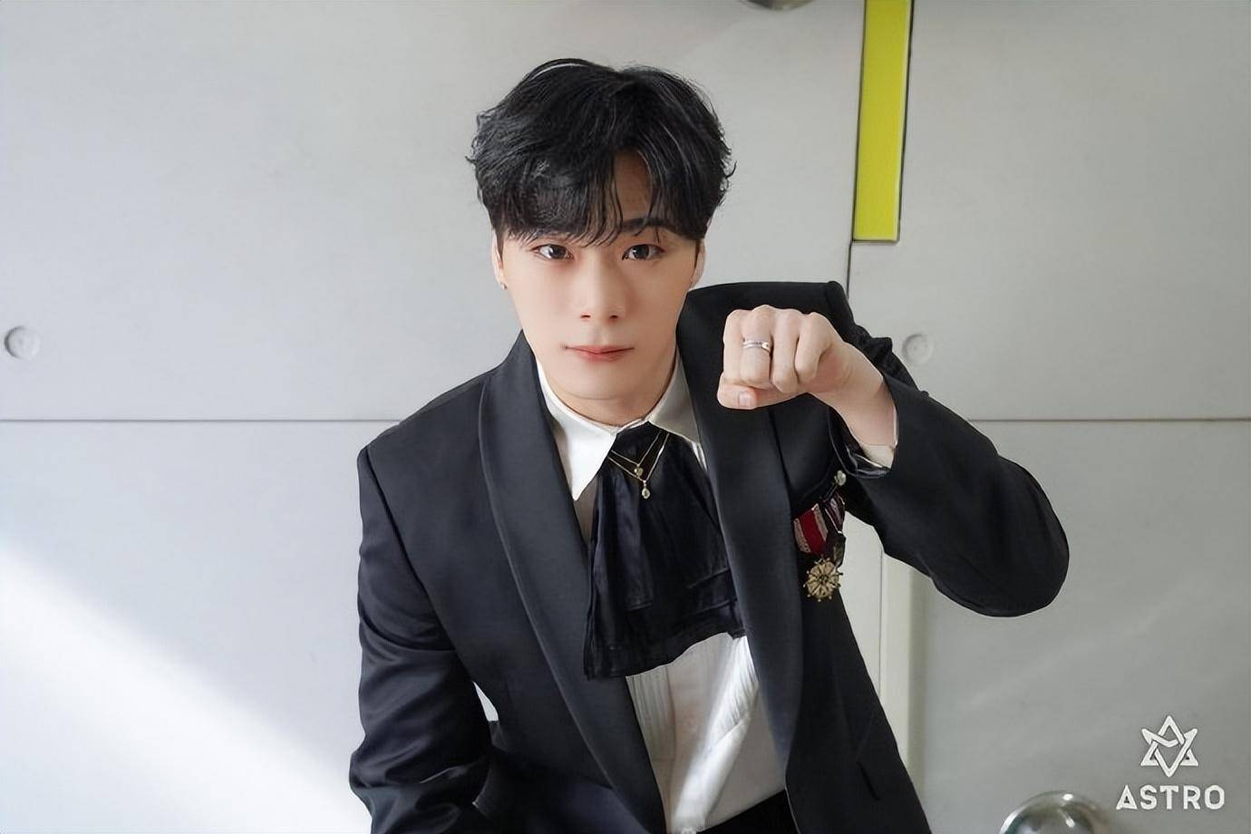 25岁文彬自杀去世,公司发讣告证实,公布遗嘱及葬礼安排_网友_噩耗