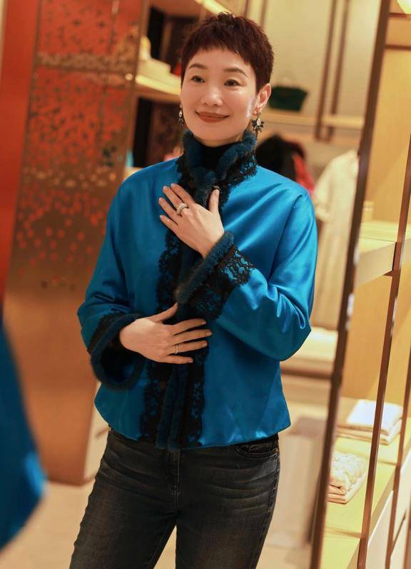 不愧被称为最优雅时尚主编,穿衣知性气质,一头利落短发尽显大气_女性