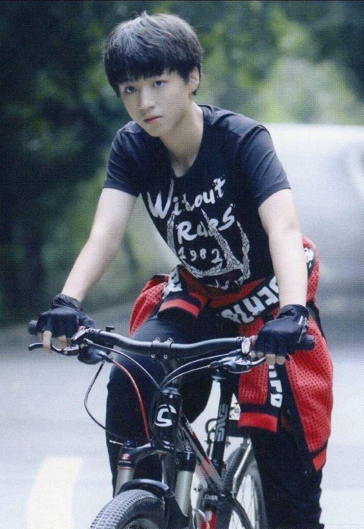 王俊凯骑自行车大合集,是飞扬的发丝与青春的气息_李淑昕_少年_重庆