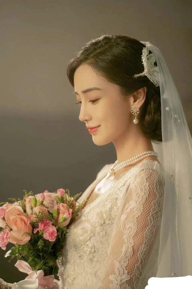 原创从众星捧月到人走茶凉,杨颖的"自嗨"生日宴,揭下了姐妹假面?