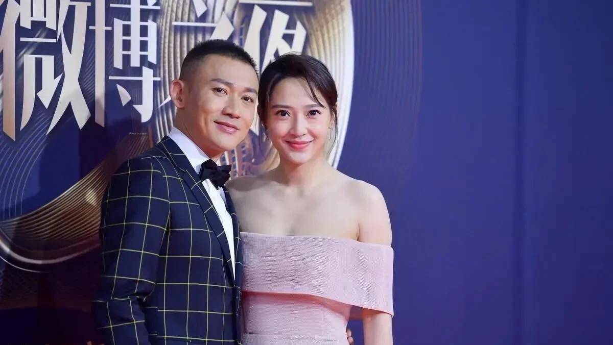 他西装难掩硬汉气质,秦子越露肩粉裙撞脸柳岩_身材_线条_形象