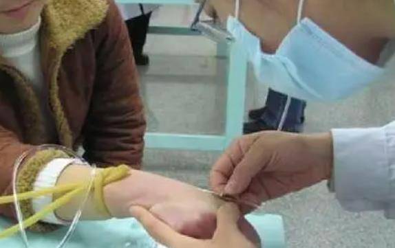 男婴静脉被注射配方奶瞒5天，为不让家人看孩子，关掉电源和热水（静脉输液对孩子身体会有什么影响）