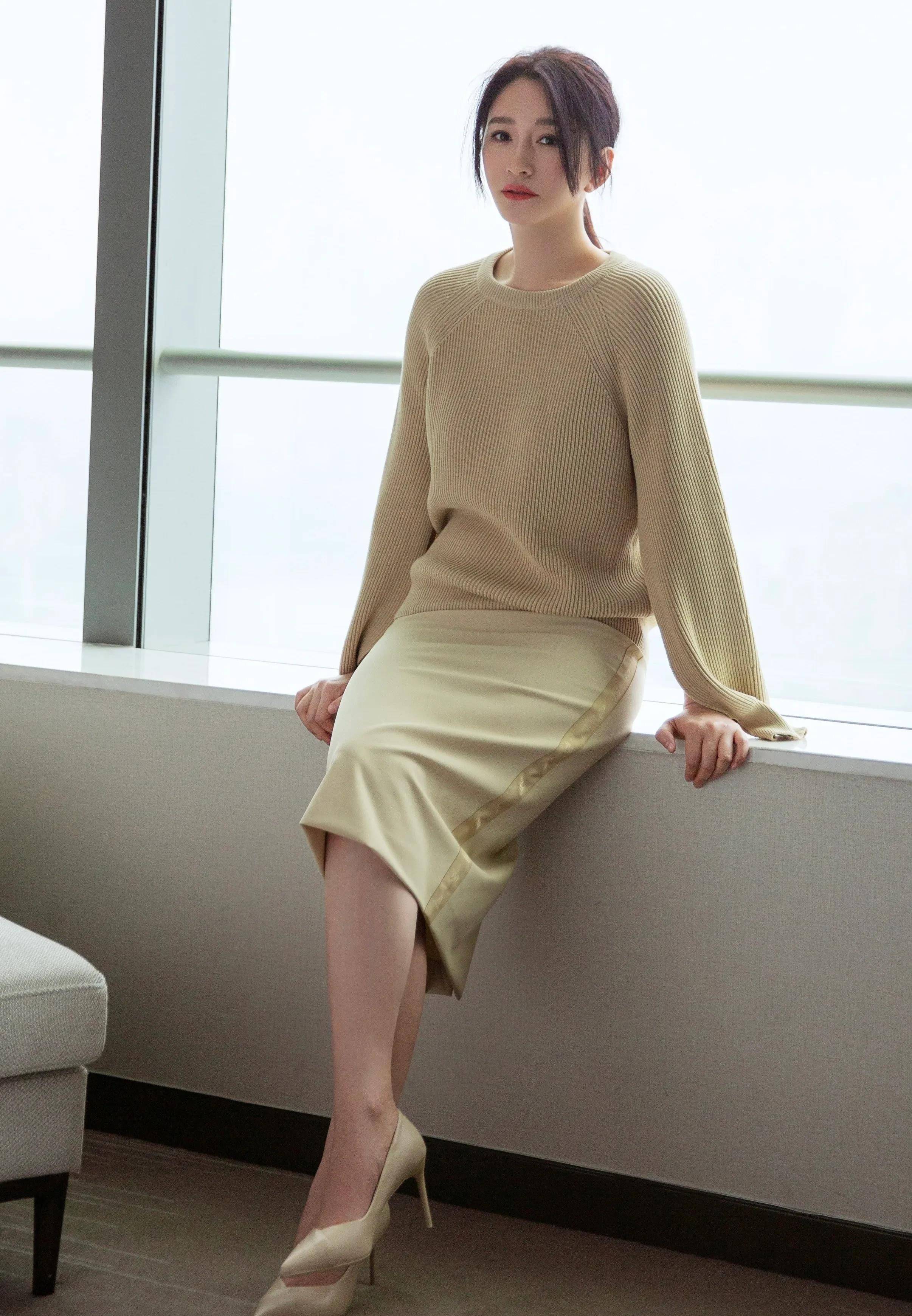 气质女神李小冉的高跟鞋美图_尖头_明星_多多点