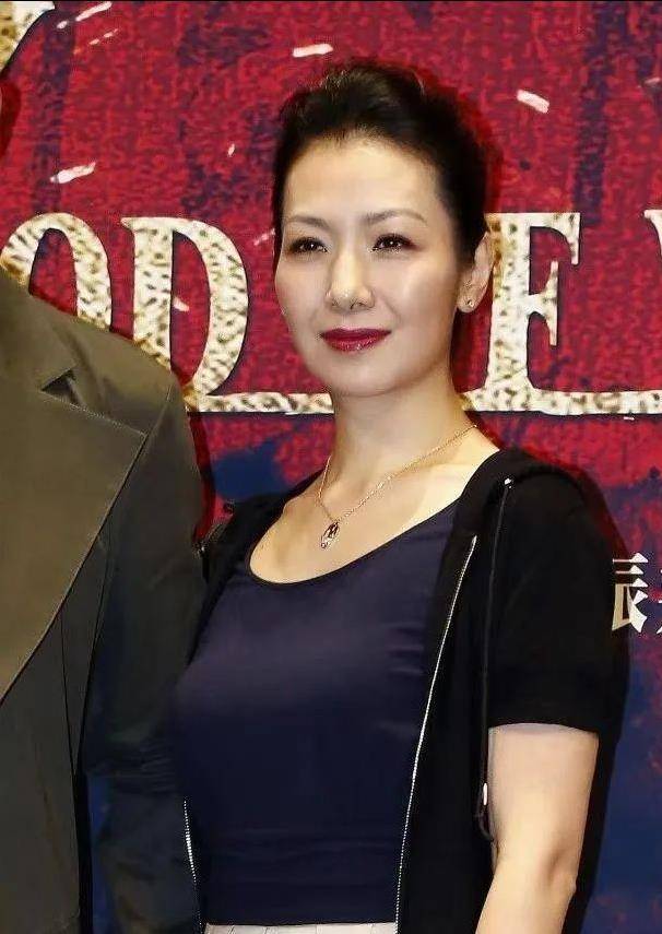 胡军"金屋藏娇"的妻子原来是她,穿短裙化浓妆,气质端庄又优雅_卢芳