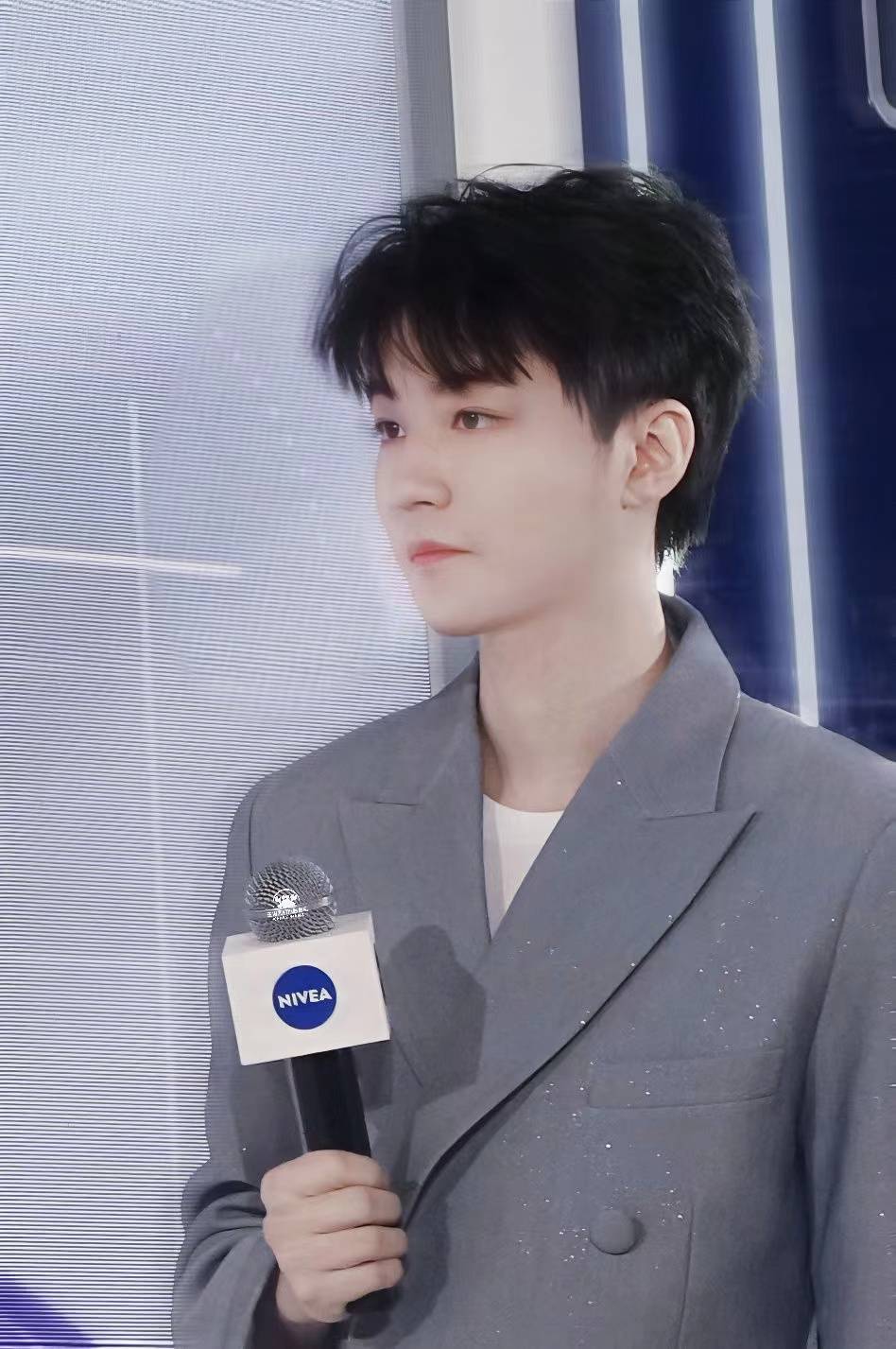 川渝w姓男顶流上海密会女友,疑粉丝不满披露,网友猜是王俊凯_女孩