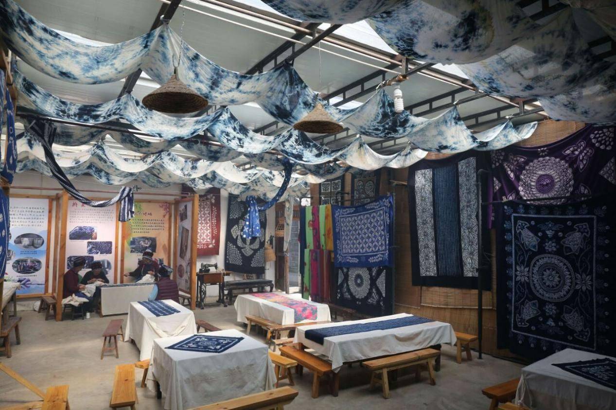 来到大理的一家扎染工坊,一眼望不到尽头的各色扎染,深深吸引了我,这