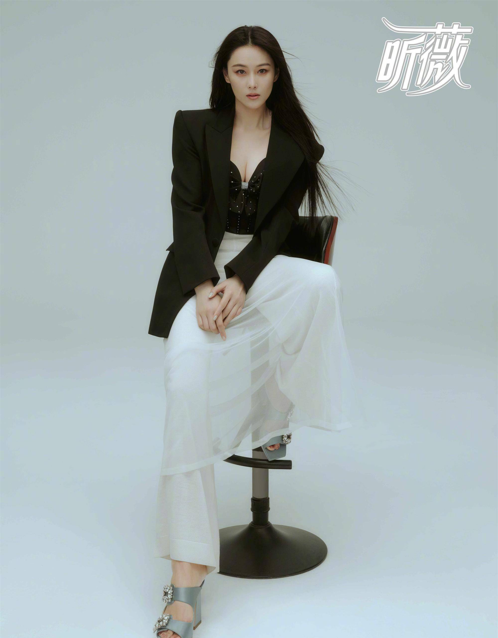 张馨予封面《昕薇》穿内裤下半身的她身材火辣,很美_黑色_魅力_大片