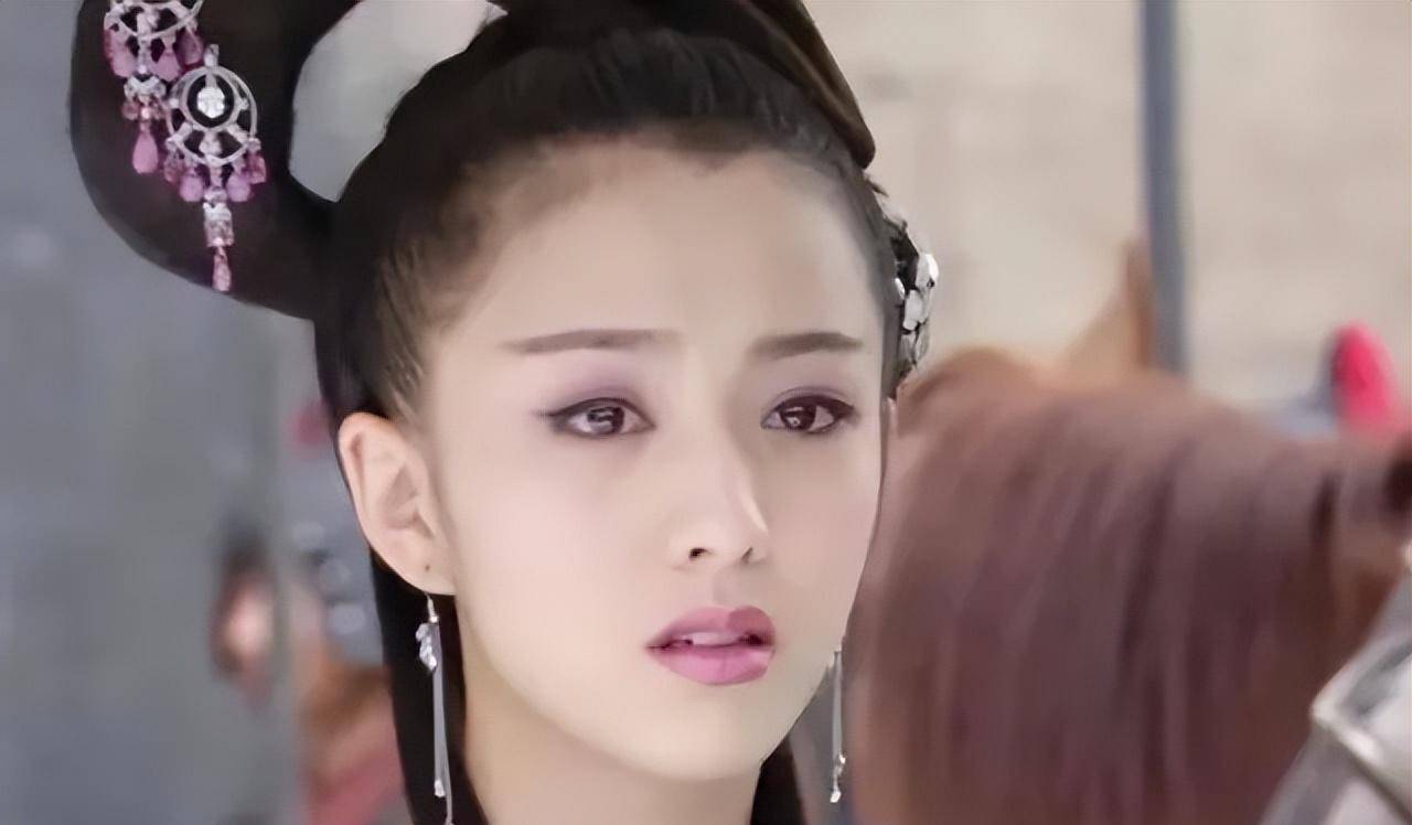 冷议君想起了2008年电视剧《母仪天下》中的"赵飞燕"一角,那是佟丽娅